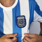 Camisa Retrô Clássica Seleção Argentina - Le Coq Masculina - Branca Azul - Maradona 10 - 1986 - Imagem 3