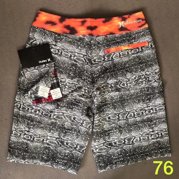 adbe54bc-fa2e-4d6c-b028-d9aa0e6b8e08 Bermuda Hurley Cinza com Detalhes Laranja (76) - Imagem 2