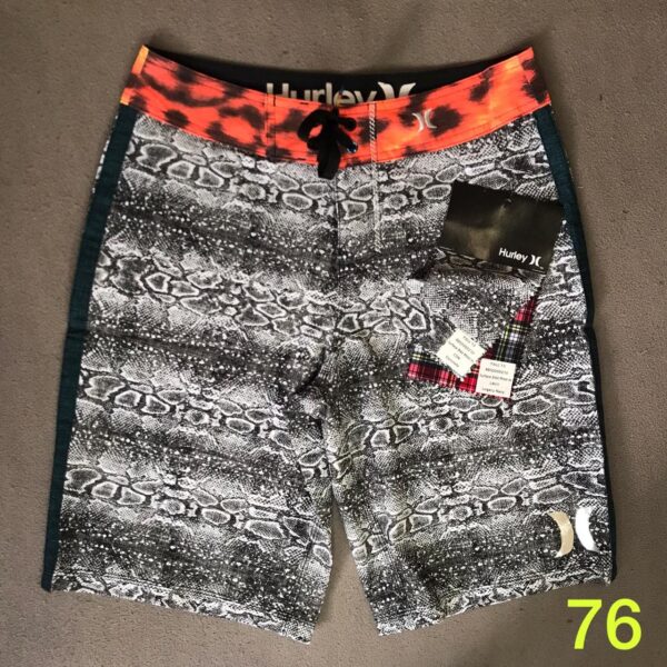 aec4cd0a-e391-4d4b-989f-d605267dfe5f Bermuda Hurley Cinza com Detalhes Laranja (76) - Imagem 1