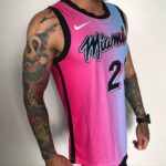 Camiseta Regata Basquete NBA Miami Heat Swingman Butler 22 City Edition Rosa Azul 2021 Nike - Imagem 3