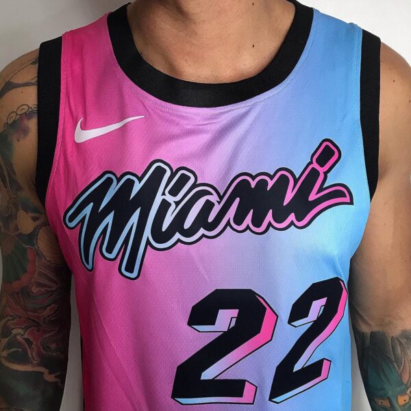 Camiseta Regata Basquete NBA Miami Heat Swingman Butler 22 City Edition Rosa Azul 2021 Nike - Imagem 2
