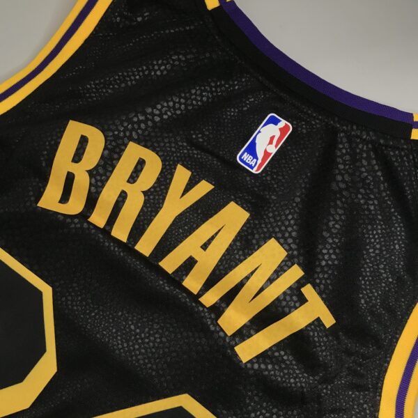 Camiseta Regata Basquete NBA Los Angeles Lakers Preta Mamba Negra - Black Mamba - Kobe Bryant 24 Edição Especial Nike - Imagem 16