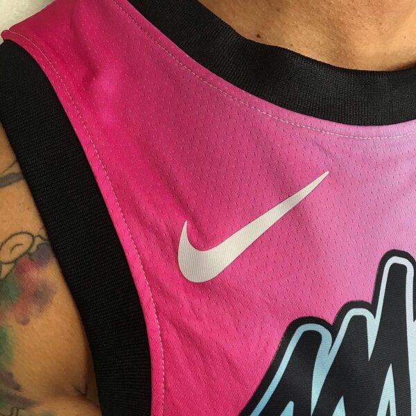 Camiseta Regata Basquete NBA Miami Heat Swingman Butler 22 City Edition Rosa Azul 2021 Nike - Imagem 5