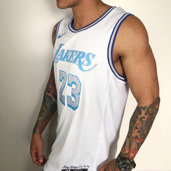 Camiseta Regata NBA Los Angeles Lakers LeBron James 23 City Edition Nike - Imagem 4