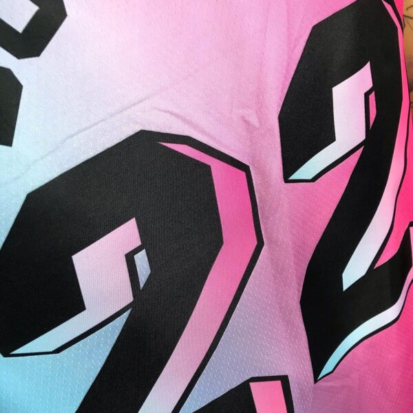 Camiseta Regata Basquete NBA Miami Heat Swingman Butler 22 City Edition Rosa Azul 2021 Nike - Imagem 9