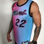 Camiseta Regata Basquete NBA Miami Heat Swingman Butler 22 City Edition Rosa Azul 2021 Nike - Imagem 4