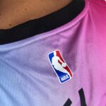 Camiseta Regata Basquete NBA Miami Heat Swingman Butler 22 City Edition Rosa Azul 2021 Nike - Imagem 10