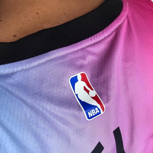 Camiseta Regata Basquete NBA Miami Heat Swingman Butler 22 City Edition Rosa Azul 2021 Nike - Imagem 10