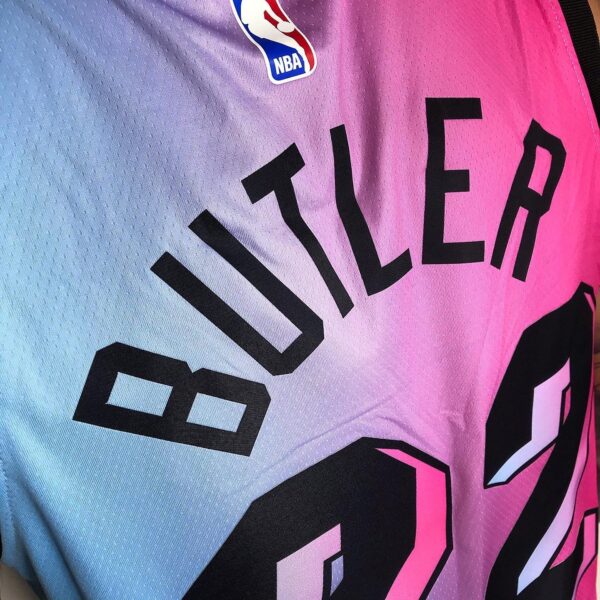 Camiseta Regata Basquete NBA Miami Heat Swingman Butler 22 City Edition Rosa Azul 2021 Nike - Imagem 8