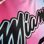 Camiseta Regata Basquete NBA Miami Heat Swingman Butler 22 City Edition Rosa Azul 2021 Nike - Imagem 6