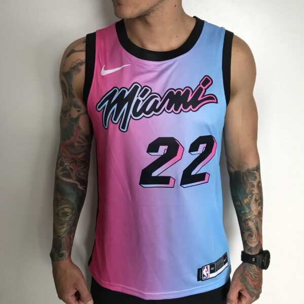 Camiseta Regata Basquete NBA Miami Heat Swingman Butler 22 City Edition Rosa Azul 2021 Nike - Imagem 1