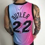 Camiseta Regata Basquete NBA Miami Heat Swingman Butler 22 City Edition Rosa Azul 2021 Nike - Imagem 7