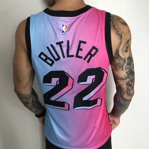 Camiseta Regata Basquete NBA Miami Heat Swingman Butler 22 City Edition Rosa Azul 2021 Nike - Imagem 7