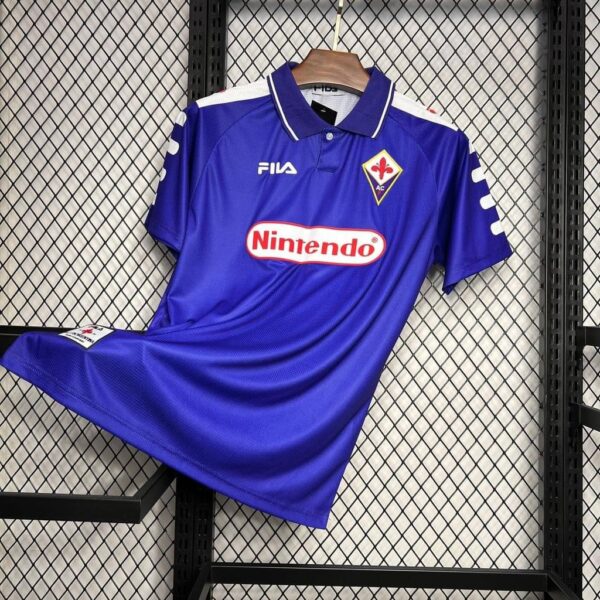 2024-09-13 09.30.05 Camisa Retrô Fiorentina Home 9 Gabriel Batistuta 1998/99 Roxa Fila - Imagem 19
