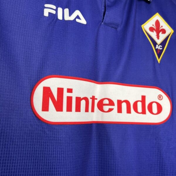 2024-09-13 09.30.16 Camisa Retrô Fiorentina Home 9 Gabriel Batistuta 1998/99 Roxa Fila - Imagem 23