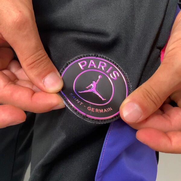 18897908-7FE1-4F6E-A47A-D841FA8BD7FF Calça Longa Paris Saint-Germain - PSG Preta com Rosa 2022 Jordan - Imagem 9
