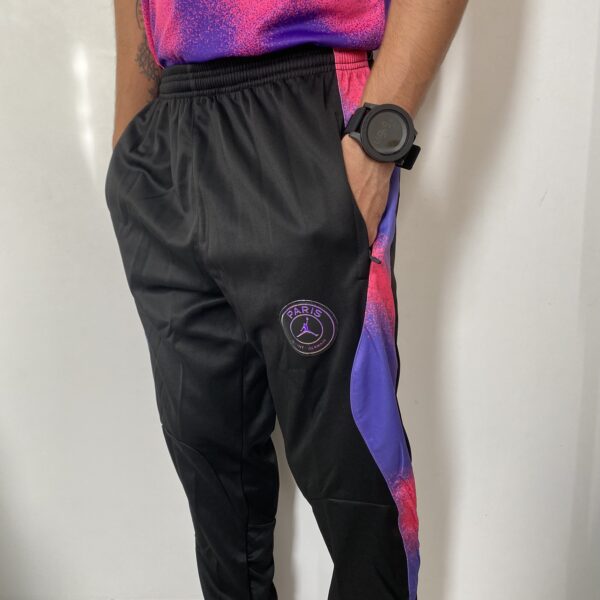 IMG_1341 Calça Longa Paris Saint-Germain - PSG Preta com Rosa 2022 Jordan - Imagem 1