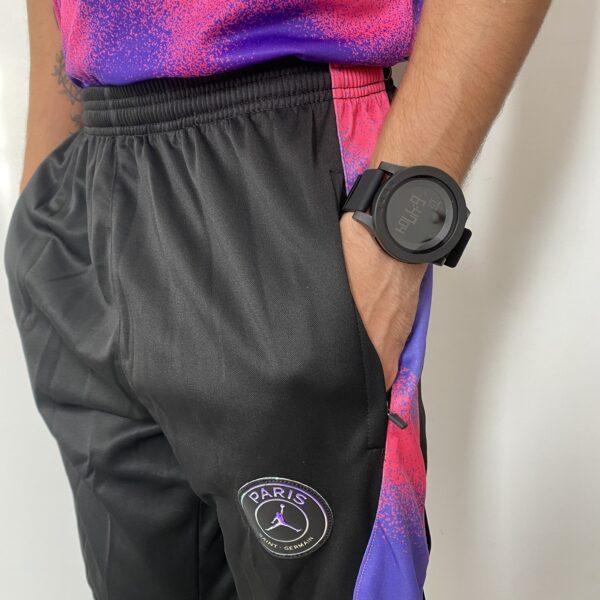 IMG_1342 Calça Longa Paris Saint-Germain - PSG Preta com Rosa 2022 Jordan - Imagem 5