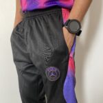 Calça Longa Paris Saint-Germain - PSG Preta com Rosa 2022 Jordan - Imagem 4