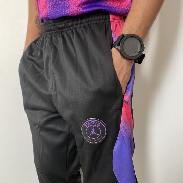IMG_1343 Calça Longa Paris Saint-Germain - PSG Preta com Rosa 2022 Jordan - Imagem 4