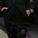 Paris Saint-Germain - PSG Conjunto Casaco Jaqueta Corta Vento com Capuz e Calça 2022 Jordan - Imagem 2