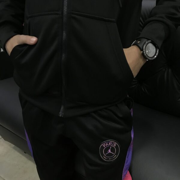 IMG_3727 Paris Saint-Germain - PSG Conjunto Casaco Jaqueta Corta Vento com Capuz e Calça 2022 Jordan - Imagem 2
