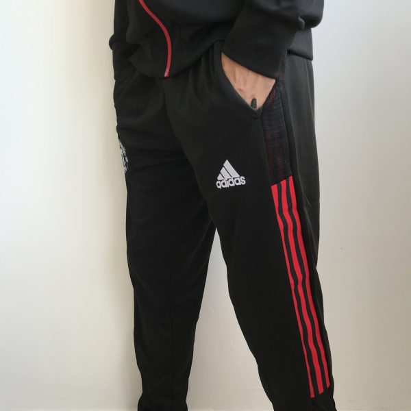 Calça Longa Slim Treino Manchester United 2022 Adidas - Imagem 3