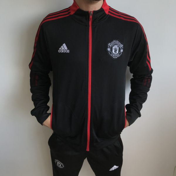 IMG_9602 Manchester United Conjunto Casaco Jaqueta e Calça 2022 Adidas - Imagem 1