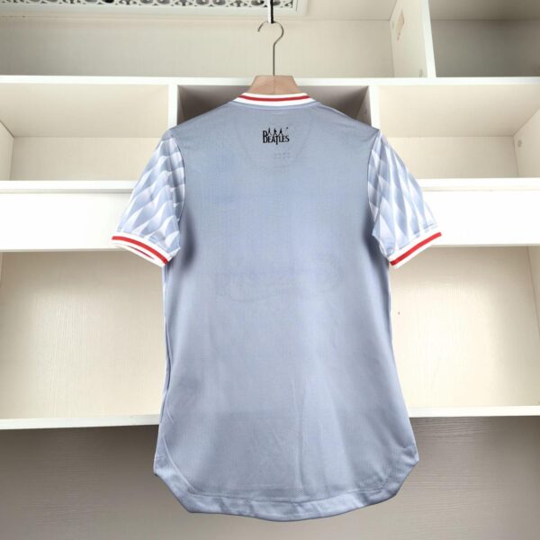 2024-09-13 09.31.07 Camisa Liverpool Edição Especial The Beatles Versão Torcedor 2024 Adidas - Imagem 2