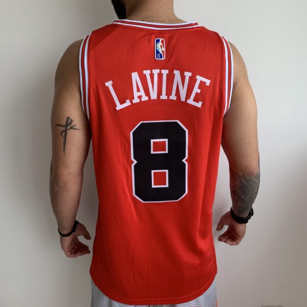 Camiseta Regata NBA Chicago Bulls Zach Lavine 8 Icon Edition Vermelha 2022 Nike - Imagem 7