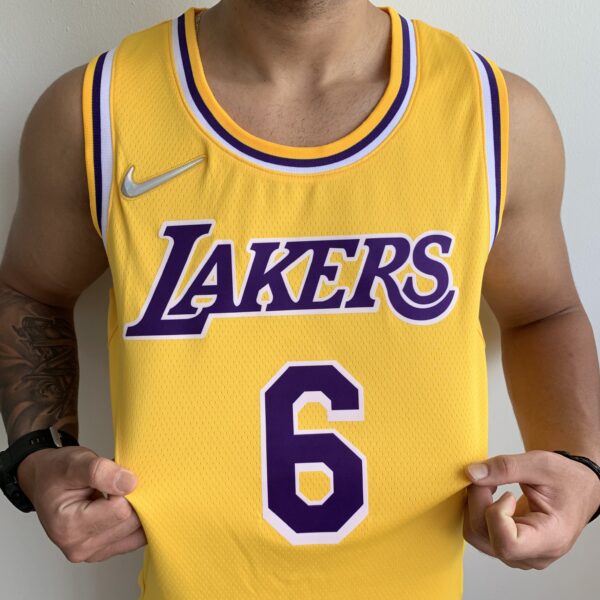 Camiseta Regata NBA  Los Angeles Lakers LeBron James 6 Icon Edition Amarela Diamantada 2022 Nike - Imagem 2