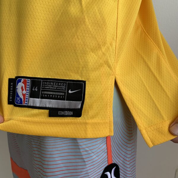 Camiseta Regata NBA  Los Angeles Lakers LeBron James 6 Icon Edition Amarela Diamantada 2022 Nike - Imagem 4