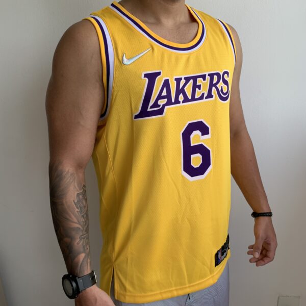 Camiseta Regata NBA  Los Angeles Lakers LeBron James 6 Icon Edition Amarela Diamantada 2022 Nike - Imagem 5