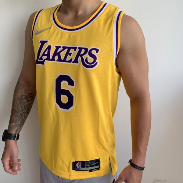 Camiseta Regata NBA  Los Angeles Lakers LeBron James 6 Icon Edition Amarela Diamantada 2022 Nike - Imagem 6