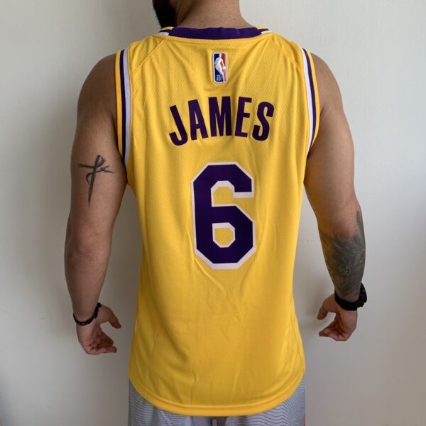 Camiseta Regata NBA  Los Angeles Lakers LeBron James 6 Icon Edition Amarela Diamantada 2022 Nike - Imagem 7