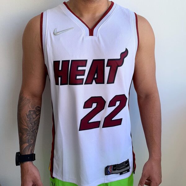 Camiseta Regata Basquete NBA Miami Heat Jimmy Butler 22 Association Edition Branca 2022 Nike - Imagem 1