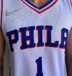 Camiseta Regata NBA Philadelphia 76ers James Harden 1 Associate Edition Branca 2022 Nike - Imagem 5