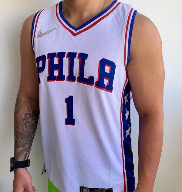 Camiseta Regata NBA Philadelphia 76ers James Harden 1 Associate Edition Branca 2022 Nike - Imagem 2