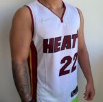 Camiseta Regata Basquete NBA Miami Heat Jimmy Butler 22 Association Edition Branca 2022 Nike - Imagem 2
