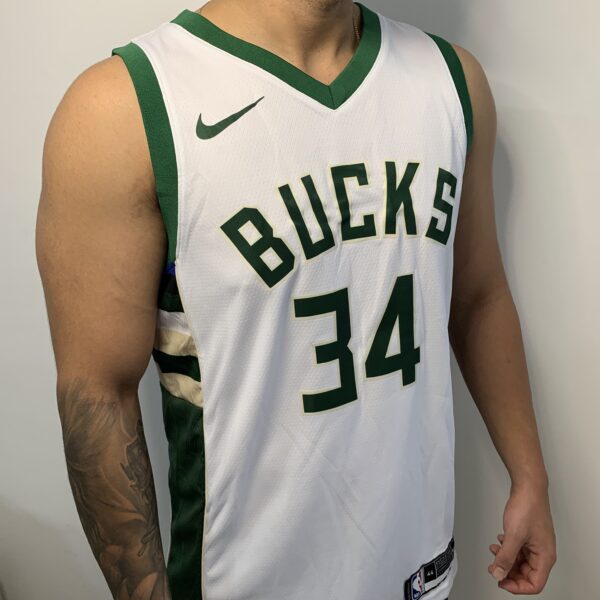 Camiseta Regata Basquete NBA Milwaukee Bucks - Giannis Antetokounmpo 34 City Edition Nike - Branca - Imagem 3