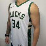 Camiseta Regata Basquete NBA Milwaukee Bucks - Giannis Antetokounmpo 34 City Edition Nike - Branca - Imagem 2