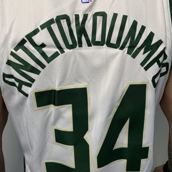 Camiseta Regata Basquete NBA Milwaukee Bucks - Giannis Antetokounmpo 34 City Edition Nike - Branca - Imagem 8