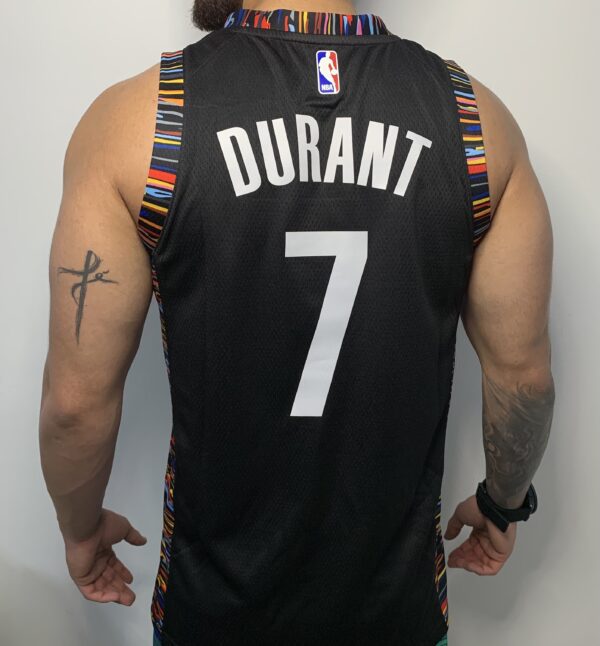 Camiseta Regata Basquete NBA Brooklyn Nets 7 Durant City Edition Preta Colorida Nike - Imagem 7