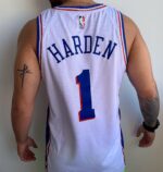 Camiseta Regata NBA Philadelphia 76ers James Harden 1 Associate Edition Branca 2022 Nike - Imagem 9