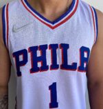 Camiseta Regata NBA Philadelphia 76ers James Harden 1 Associate Edition Branca 2022 Nike - Imagem 4
