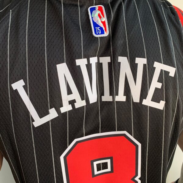 Camiseta Regata NBA Chicago Bulls Zach Lavine 8 Statement Edition Preta 2022 Jordan - Imagem 7