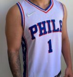 Camiseta Regata NBA Philadelphia 76ers James Harden 1 Associate Edition Branca 2022 Nike - Imagem 3