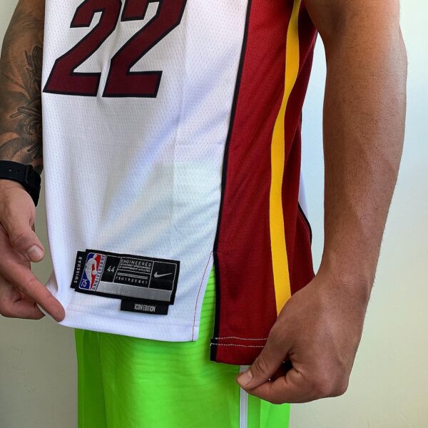 Camiseta Regata Basquete NBA Miami Heat Jimmy Butler 22 Association Edition Branca 2022 Nike - Imagem 7