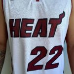 Camiseta Regata Basquete NBA Miami Heat Jimmy Butler 22 Association Edition Branca 2022 Nike - Imagem 5