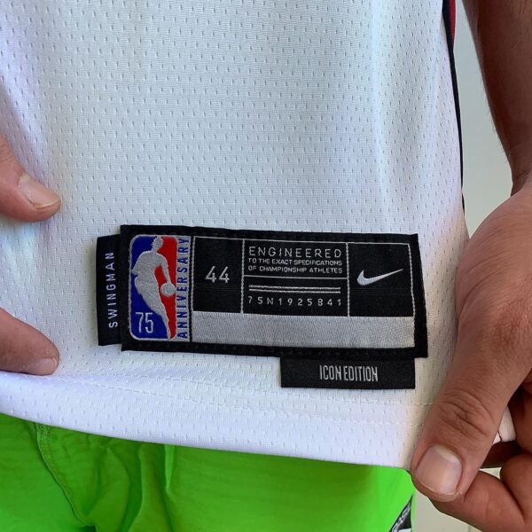 Camiseta Regata Basquete NBA Miami Heat Jimmy Butler 22 Association Edition Branca 2022 Nike - Imagem 8